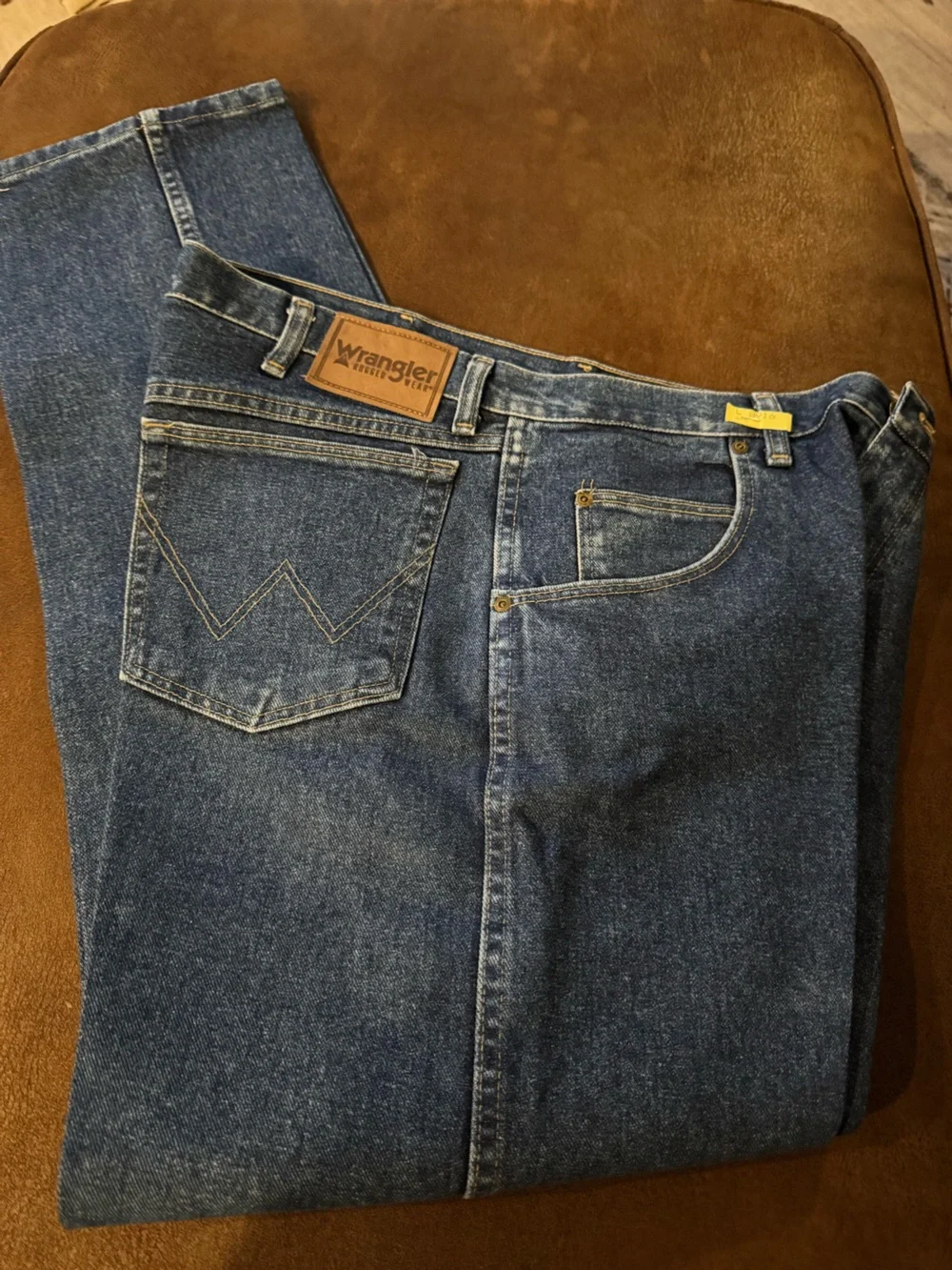 Men’s Wrangler Rugged Wear Medium Blue Straight Leg Jeans Sz 36 x 32 Like New!